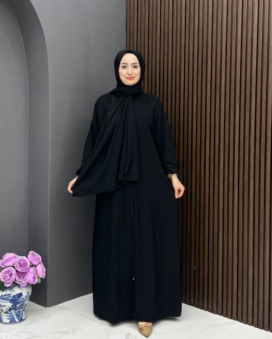 عباية فاخرة بتصميم عصري وأناقة ملكية تخطف الأنظار